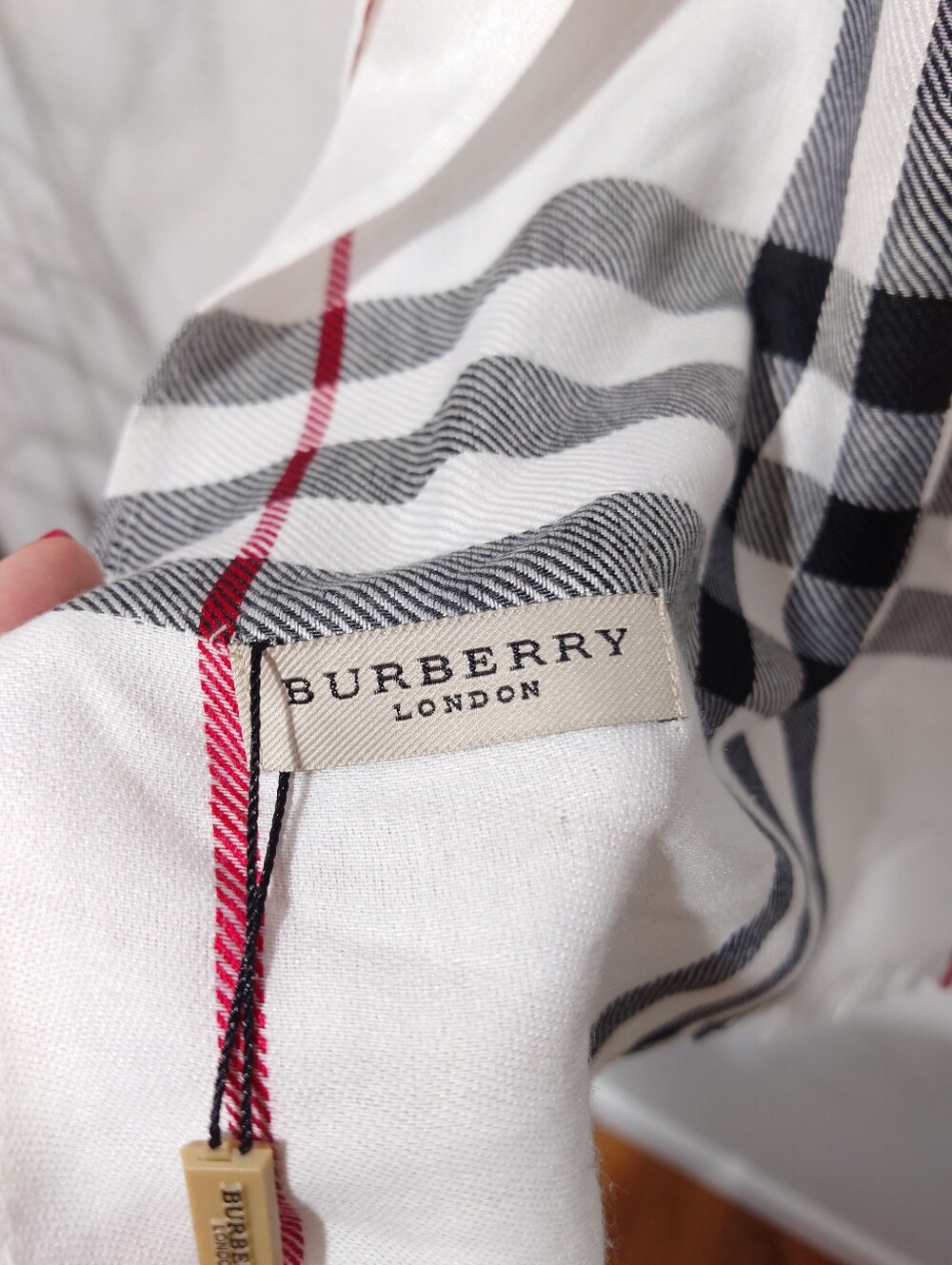 Burberry London Signature Check Jacquard Scarf Wrap Shawl White Black Red - Picture 5 of 8